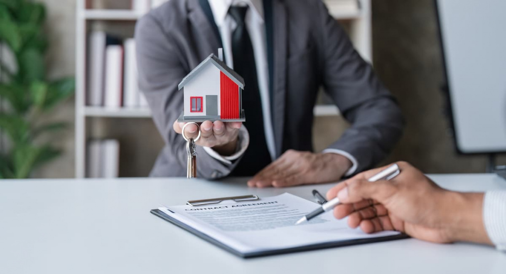 real-estate-broker-agent-presenting-and-consult-to-2025-01-10-11-03-52-utc (1).jpg